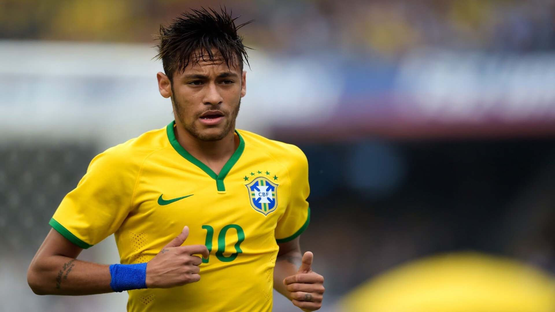 羽毛球赛场上演精彩对抗